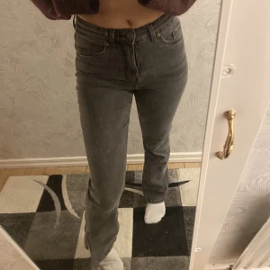 Jeans  - Säljer dessa söta jenas ❤️🥰bra skick men är för små för mig 