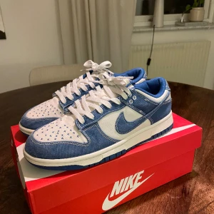 Dunks low industrial blue  - Nike dunks low retro Industrial blue    Size eu 42.5 us 9   Skick 8/10, heeldrag och starloss   Box och kvitto finns