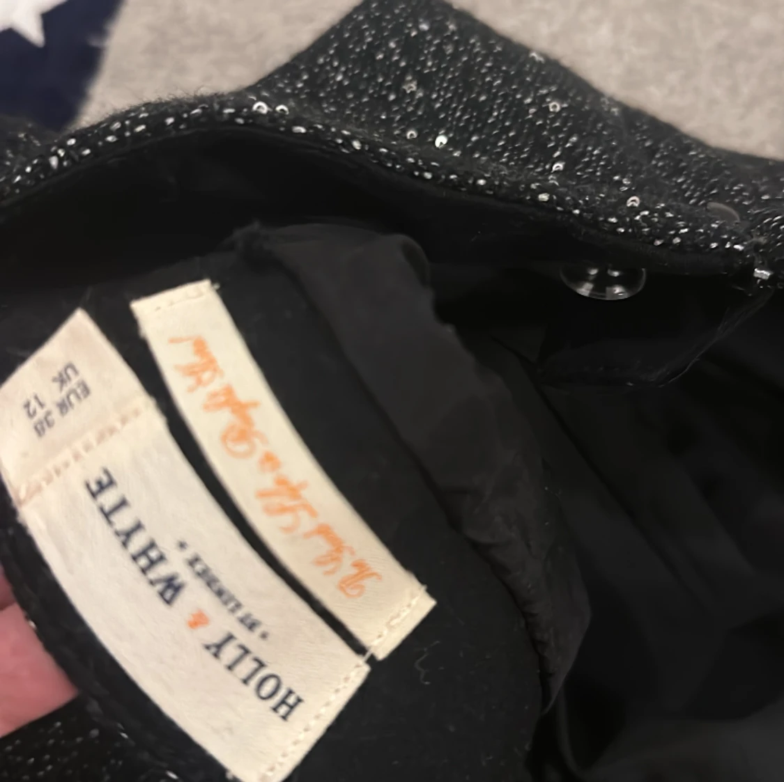 Kort svart kjol med silverpaljetter - 91