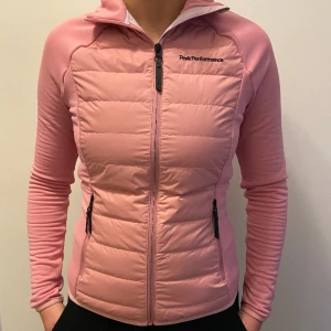 Peak performance jacka  - En väldigt fin och varm rosa peak performance jacka som är helt ny i stl Xs💕