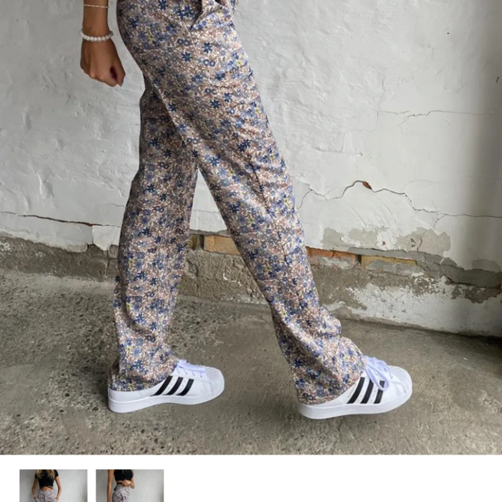 Blommiga kostymbyxor från Design By Si. Använd 2 gånger och är i bra skick. Kontakta för flera bilder. . Jeans & Byxor.