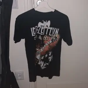 Led-Zeppelin tshirt i nyskick, aldrig använt för den var för liten för mig. Kom priv för mer bilder eller frågor 