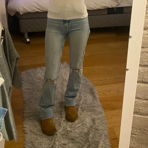 Jeans med hål gina  - Jeans med hål från Gina Tricot i storlek 32