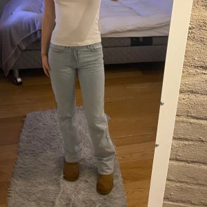 Lågmidjade jeans bikbok  - Lågmidjade jeans från bikbok i storlek 32