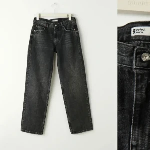 Low straight (petite) jeans - Gina Tricot  - Säljer ett par supersnygga lågmidjade straight jeans (petite) från Gina. Använda endast någon enstaka gång då de är lite för stora för mig. Nypris: 499kr. Priset kan diskuteras vid snabb affär ⭐️FRI FRAKT⭐️