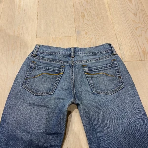 lågmidjade bootcut jeans från gamla Lindex💕 - midja 36 cm rakt över o innerben 80 cm ja e 170 för referens
