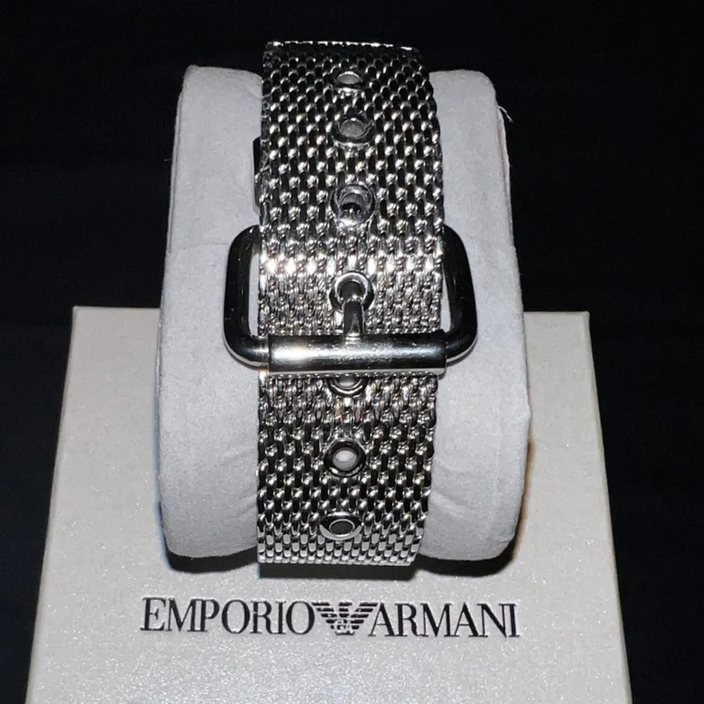 Nu säljer jag min fina klocka från Emporio Armani. Klockan har inte använts mycket alls och den har topp kvalité! Den är perfekt för dig som gillar att sticka ut lite men ändå inte alldeles för mycket!. Accessoarer.