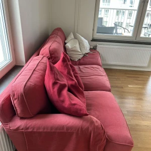 Soffa - Soffa i bra skick, kuddarna ingår och tyget på soffan går att ta av o byta ut. Pris går att diskutera!!