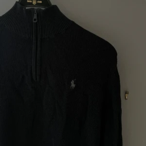 Mörk grå Ralph lauren zip up  - Aldrig använd, köpt på herr avdelningen. Säljer pga att den var för lång 