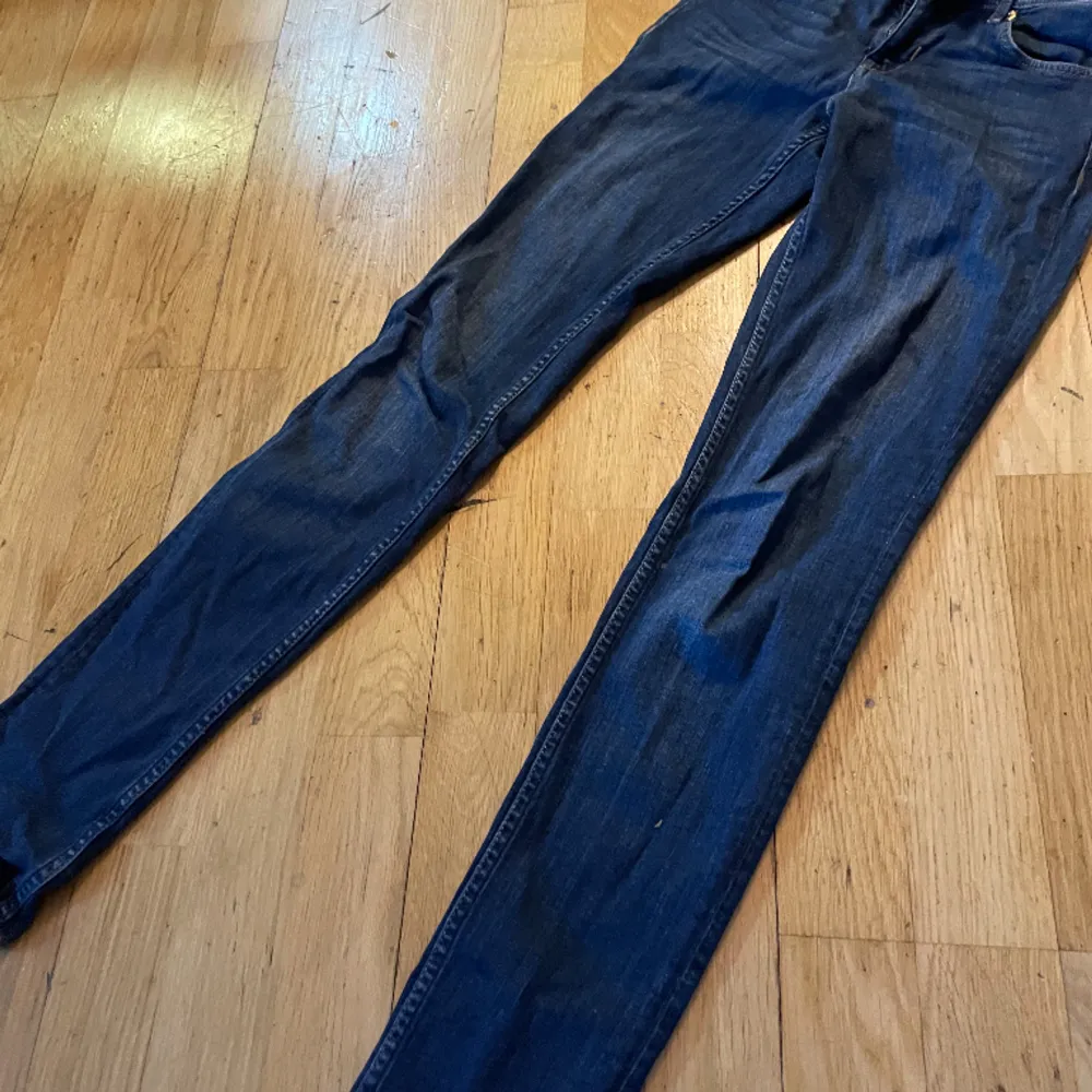 Lowwaisted jeans ifrån h&m. Vintage, i storlek 26/32. Väger 378 gram så frakten blir 72 kronor.. Jeans & Byxor.