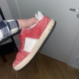 Valentino flycrew  - Riktigt feta valentino flycrews i den populära färgen röd | Använt skick och 6 nitar respektive 2 nitar på vardera sko kvar men har fortfarande mycket kvar att ge! | Vid frågor eller funderingar samt fler bilder är de bara att höra av sig! | All Og!