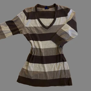 Fin tröja ☆彡 - Brun randig tröja med v-neck!