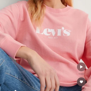 Rosa levis tröja - En fin rosa Levis tröja i storlek S. Använd få gånger. Köparen står för frakten 