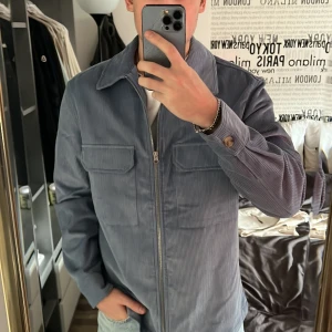 Manchester overshirt/jacka - Blå Manchester overshirt/jacka från Strömberg. Storlek m. Helt oanvänd med lappen kvar. Skulle även passa de som har storlek L.