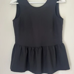 Svart top med öppen rygg  - Svart top med öppen rygg 