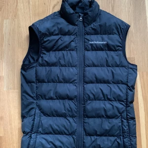 Peak performance väst - Säljer en Peak performance väst i väldigt bra skick, storlek S. Perfekt att ha nu till våren. Pris kan diskuteras 