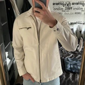 Vit/beige overshirt/jacka - Vit overshirt/jacka. Storlek S men passar även de som har M.