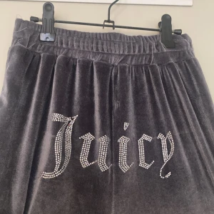 juicy couture mjukisbyxor - Superskönt material på byxorna men kommer ej till användning längre! Osäker på äkthet därav priset. Står ingen storlek men de är stretchiga så skulle säga mellan XS-M Möts upp i Malmö och fraktar 