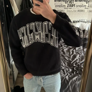 Stickad sweatshirt - Stickad sweatshirt från weekday. Storlek M. Lite tjockare och tyngre stickning. Nypris 499kr.