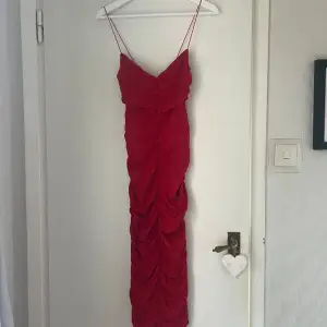 Röd romantik klänning i stretchigt material. Ifrån Asos 