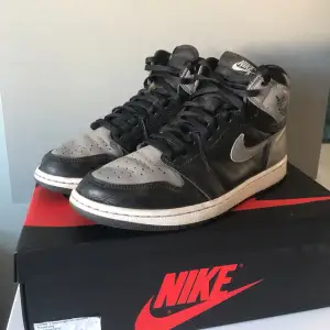 Ett par riktigt fräscha air jordan 1 shadow og high 2018. Allt Og medföljer och kvitto finns vid begäran. Hör av er vid funderingar!