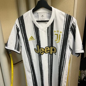 Juventus hemmaställ 2020-2021  - 10 av 10 skick, aldrig använd, storlek M, väldigt fin tröja 