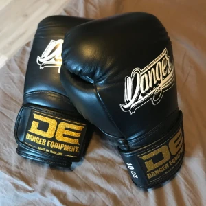 Thaiboxning/boxning handskar - Aldrig använda och därför i helt nyskick! Det är ett bra märke och kostar 1200kr nya.