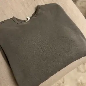 En grå sweatshirt.