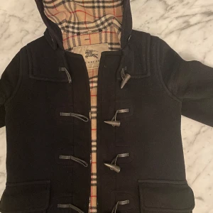 Burberry kappa - Riktigt fet retro burberry duffel! Använd flitigt med några enstaka defekter som ses på sista bild. Skick 7/10 Storlek S (passar XS)