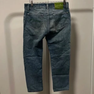 Jacob Cohen Jeans storlek 32 - Cohen jeans i ljusblå i 32 mycket bra skick. I den populära modellen 622, säljer för dem passar inte.
