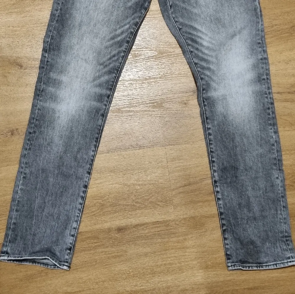 Säljer dessa gråa jeans då dem inte passar min kille längre! Snygg färg att para med ljusa eller mörka tshirts nu till våren! 🌼😊. Jeans & Byxor.