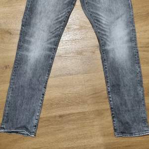 Säljer dessa gråa jeans då dem inte passar min kille längre! Snygg färg att para med ljusa eller mörka tshirts nu till våren! 🌼😊