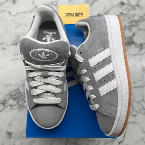 Adidas Campus 00s ”Grey Gum” (Junior)  - Helt nya och oanvända Adidas Campus 00s ”Grey Gum” (Junior). Storlek: 38 2/3. Pris: 1349+frakt.   Skicka ett meddelande för mer bilder eller frågor. Mvh, Oscar 