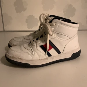 Knappt använda Tommy hilfiger basket skor - Tommy Hilfiger basketskor som jag använde 1 gång i 4:an och tröttnade. Dem är knappt använda och storlek 41. Orginalpriset är 1360kr