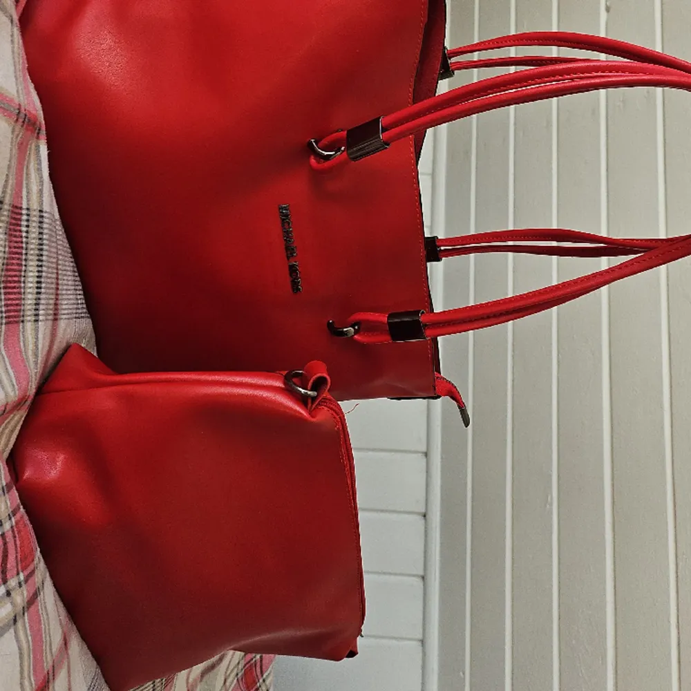 Röd oanvänd väska axel remm ligger i inga skador eller något snabb affär . Väskor.