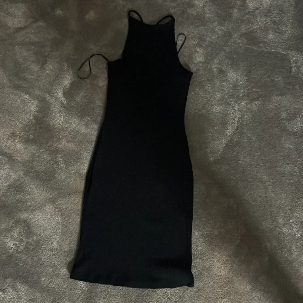 En fin svart mellan lång klänning från hm, aldrig använt så den då som ny, väldigt fin i ryggen då den är öppen med en korsning, storlek s men passar xs också!!. Klänningar.
