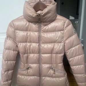 Moncler jacka - Säljer min så fina moncler jacka!💖Den är använd ett fåtal gånger och är i super bra skick. Jackan är helt äkta! Original box finns🤗