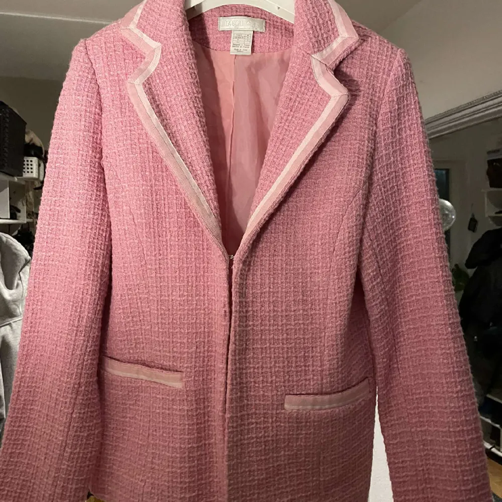 En snygg rosa kavaj franc la boutiqe Storlek stor S men är en medium . Kostymer.