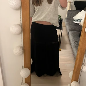 Långkjol  - Långkjol från H&M. Köpt förra sommaren men aldrig använd, lappen kvar. Nypris 299 kr