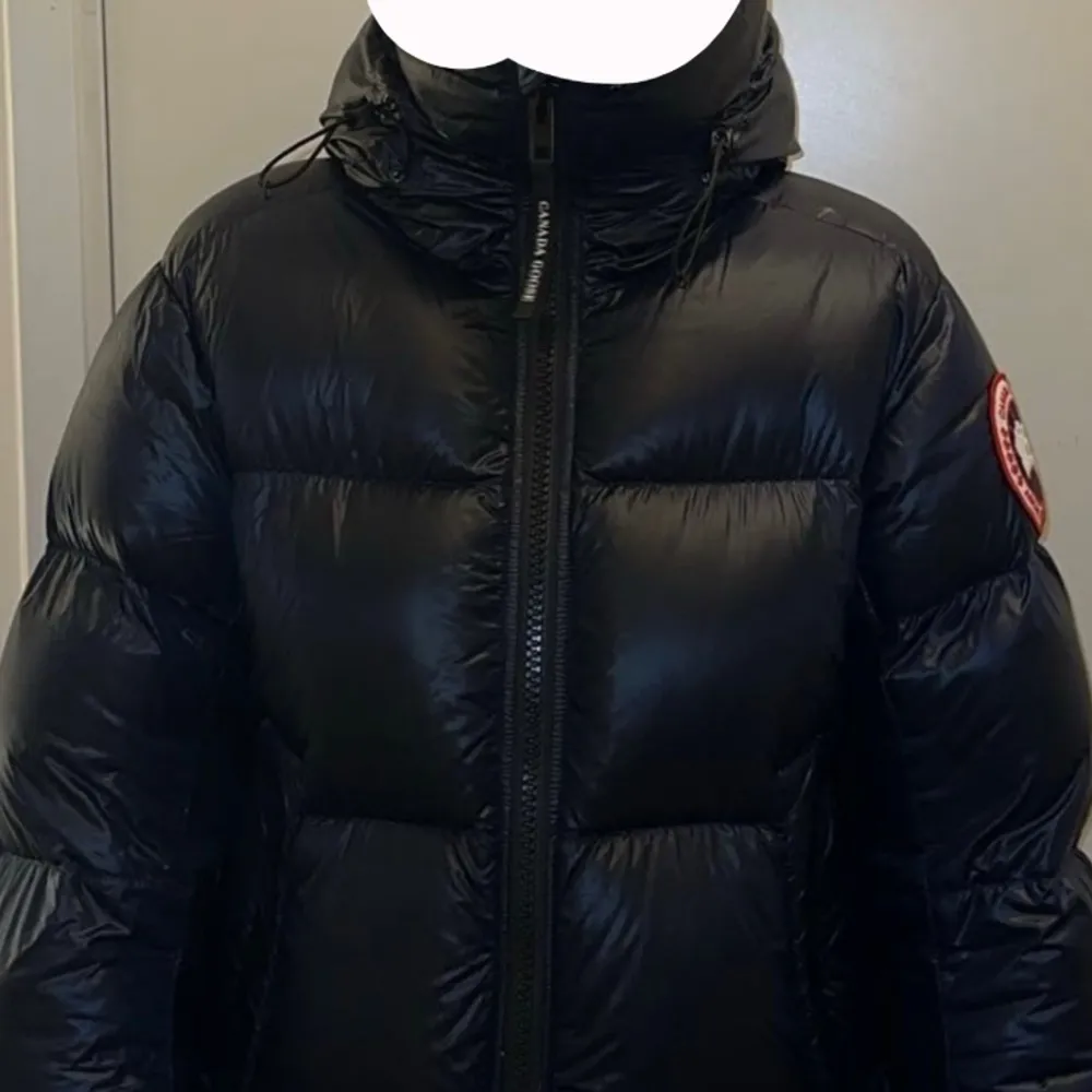 Säljer min Canada goose Crofton puffer Atlantic Navy  Den är i väldigt bra skick då jag bara haft den i 2 månader Nypris 12999 Står ej för postens slarv eller något sådant. Kvitto finns. . Jackor.