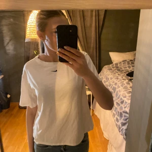 T-shirt - Nike t-shirt med lite längre armar. Knappt använd så därför säljer jag den.❣️❣️❣️❣️
