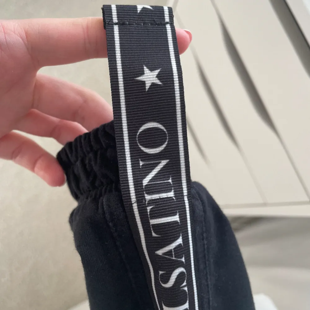 Säljer dessa då de inte kommer till användning längre😊 De är i storlek L men passar S också. De är lågmidjade, med ett resårband längst benet💗skicka för fler bilder😊. Jeans & Byxor.