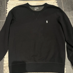 Ralph Lauren Sweatshirt // Tröja - Snygg tröja från Ralph Lauren i väldigt fint skick, storlek M