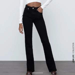 Säljer dessa svarta jeans från zara i storlek 32. Mycket bra skick, använt 2 gånger. Slits ner till så skulle säga att det är lite åt bootcut hållet.💕