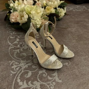  Quiz nya sandaler vita jätte snygga högklackade brudskor bröllop student bal - Storlek 