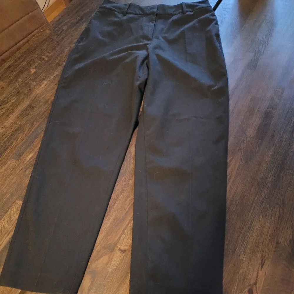 Svarta kostymbyxor från Hm i storlek 40.. Jeans & Byxor.