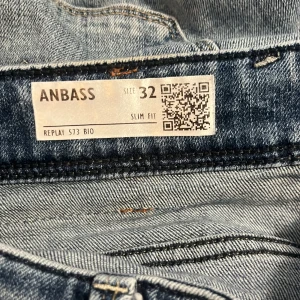Replay Anbass jeans - Säljer ett par trendiga slitna Replay jeans. Storleken är 32 och sitter som den ska. Priset går att diskutera Riktig steal.