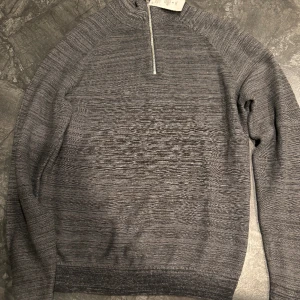 Oanvänd half-zip!  - Hej,   En helt oanvänd halfzip som jag fick i present, men är för liten. Hojta till vid intresse! 