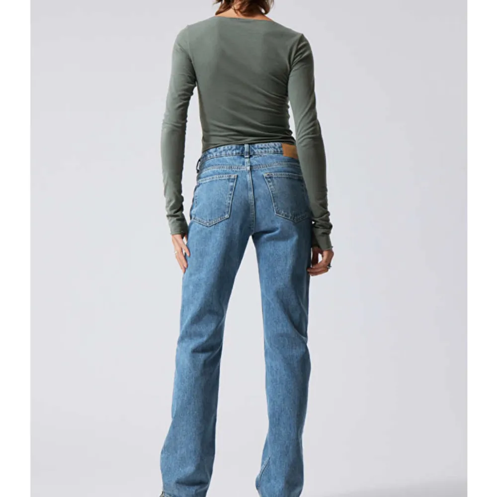 Supersnygga Lågmidjade jeans från weekday som tyvärr är för små!. Jeans & Byxor.