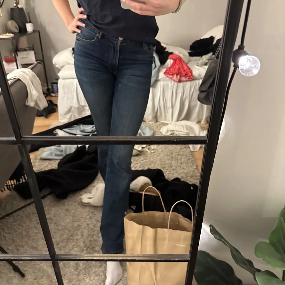 Säljer dessa jeans från Lindex, har sytt dem till lågmidjade själv (där  av priset) har ett litet hål vid höften men går enkelt att fixa😁😁🙌🏼💕 de är bootcut. . Jeans & Byxor.